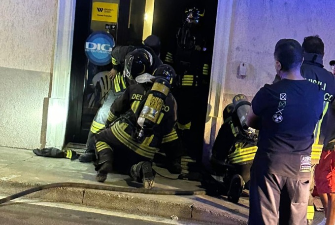 Un altro incendio nella notte a Calolziocorte: in fiamme un negozio, coinvolto un 26enne