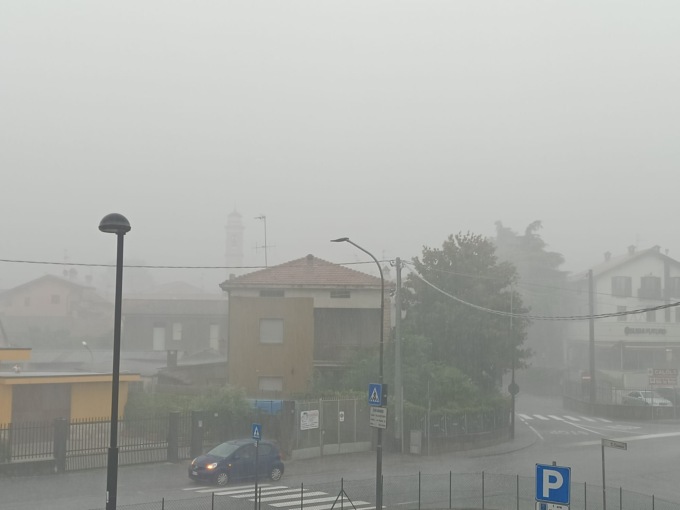 Strade come fiumi, vento forte e grandine: il maltempo è tornato nel Lecchese