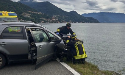 Auto fuori strada a Dervio, intervengono i Vigili del fuoco