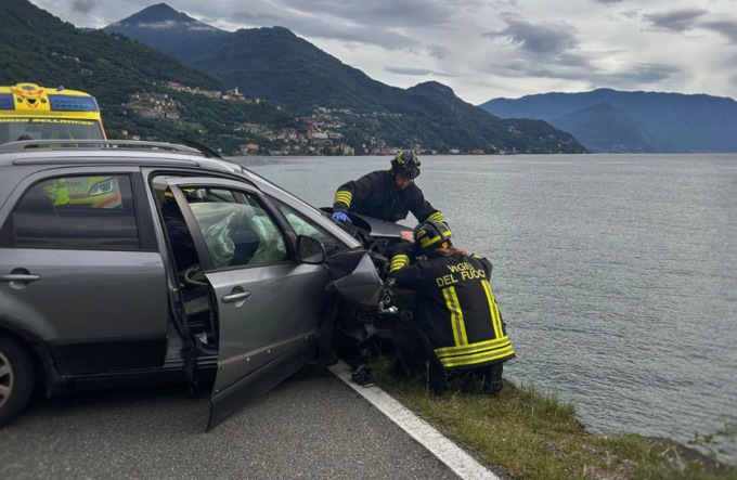 Auto fuori strada a Dervio, intervengono i Vigili del fuoco