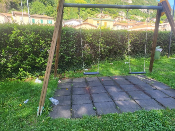 Pescate, spazzatura abbandonata al parco Torrette a un passo dal cestino. De Capitani: “Le nostre cam hanno registrato tutto”
