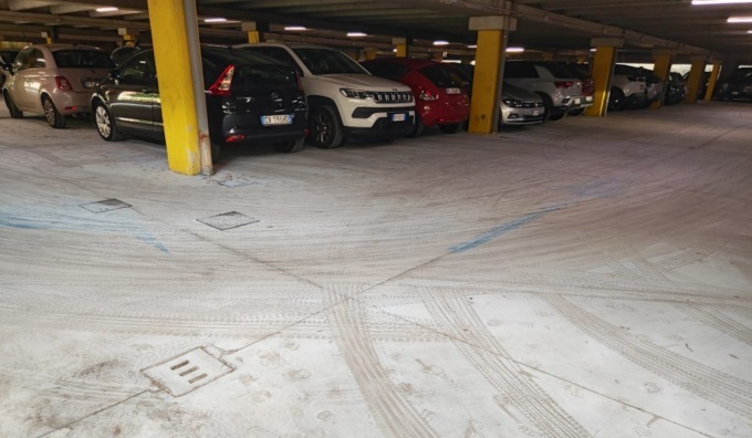 Estintori svuotati nei parcheggi: cinque minorenni denunciati per atti vandalici