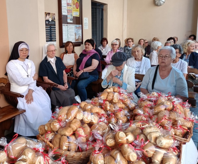 Santa Marta a Lecco: solenne celebrazione e distribuzione dei “michett” simbolo di condivisione
