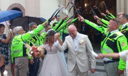 Il Soccorso alpino festeggia le nozze dell'ex capo squadra di Premana Pomoni con Manuela