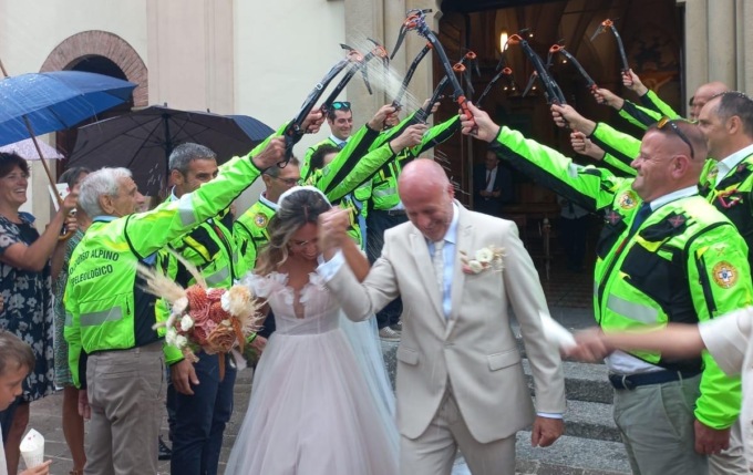 Il Soccorso alpino festeggia le nozze dell’ex capo squadra di Premana Pomoni con Manuela