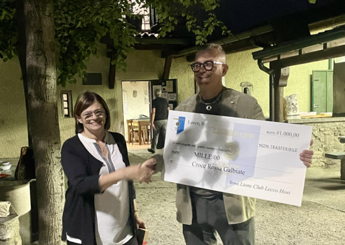 Il Lions Club Lecco Host dona 1.000 euro alla Croce Rossa di Galbiate per una nuova barella