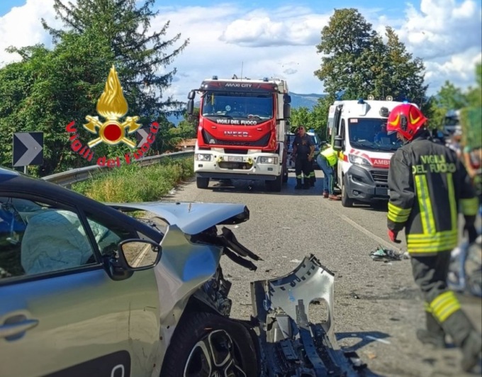 Frontale tra due auto sulla Sp51 “La Santa”: un ferito grave