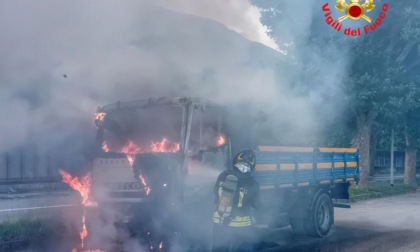 Lecco, incendio camion in viale Valsugana