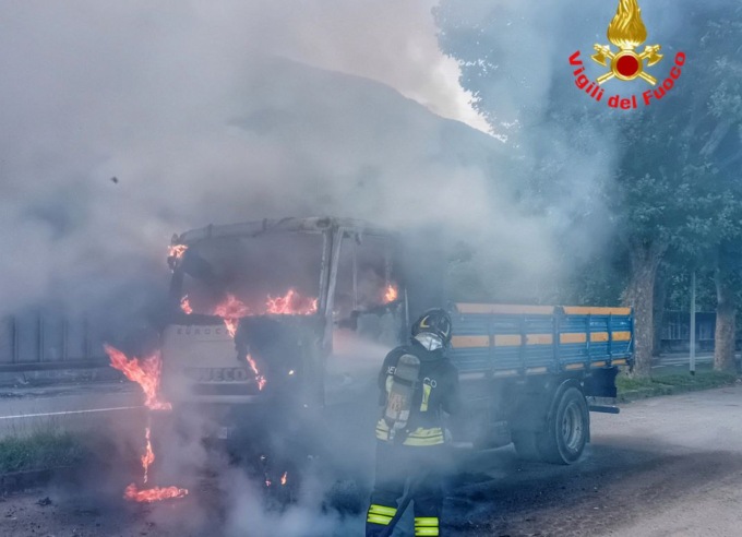 Lecco, incendio camion in viale Valsugana