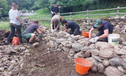 A Colico gli studenti ricostruiscono un tratto di muro a secco