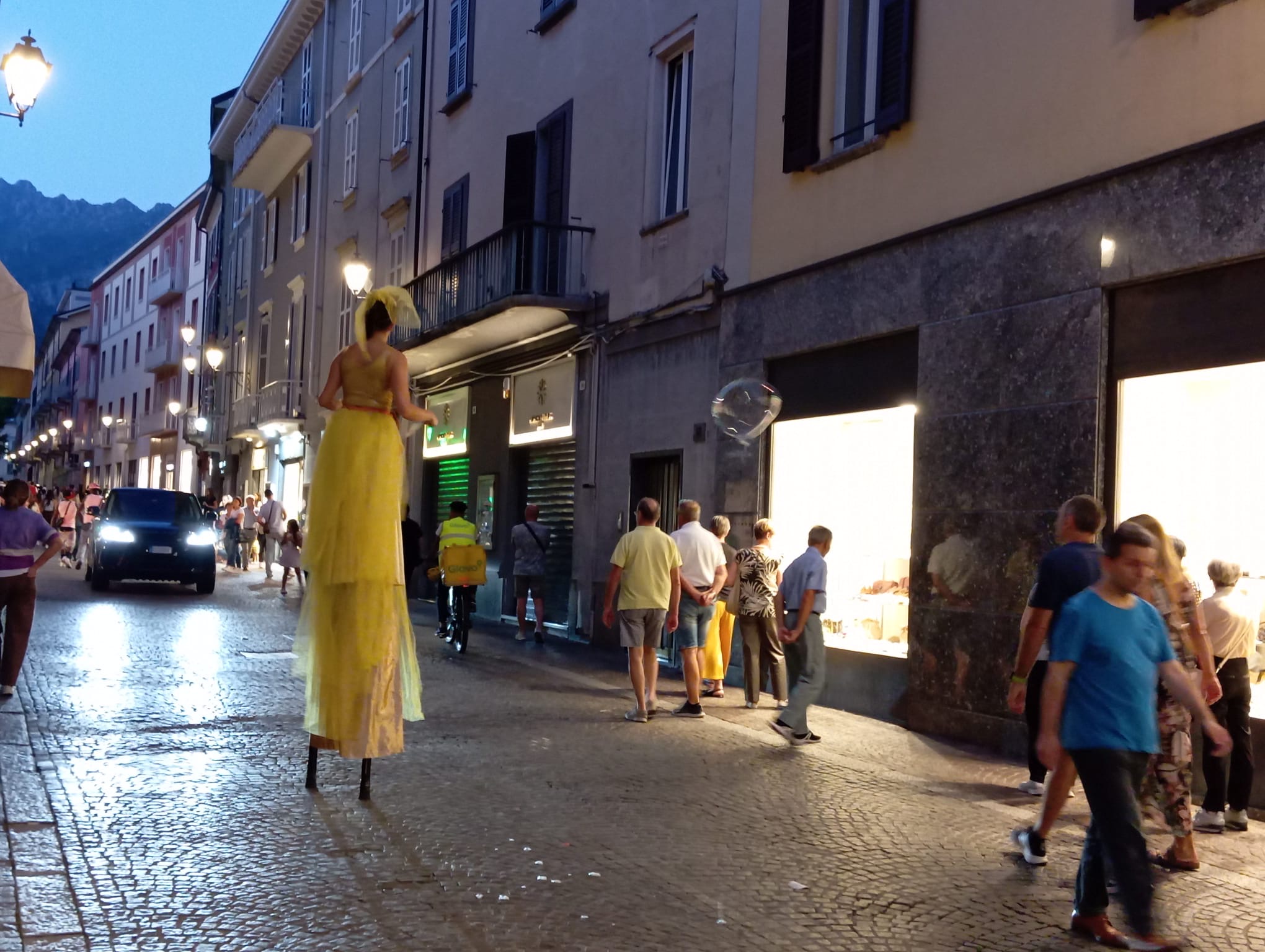 shopping di sera 2025 artisti 10 luglio 2