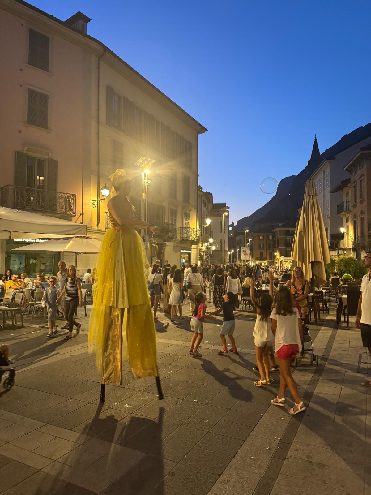 shopping di sera 2025 artisti 10 luglio 3
