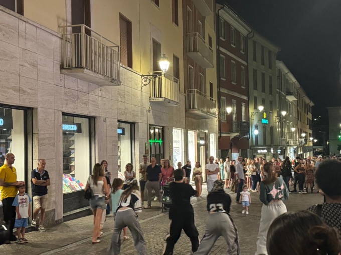 Shopping di Sera a Lecco: +21% di visitatori in centro e oltre 27.500 persone nei primi 3 giovedì di luglio