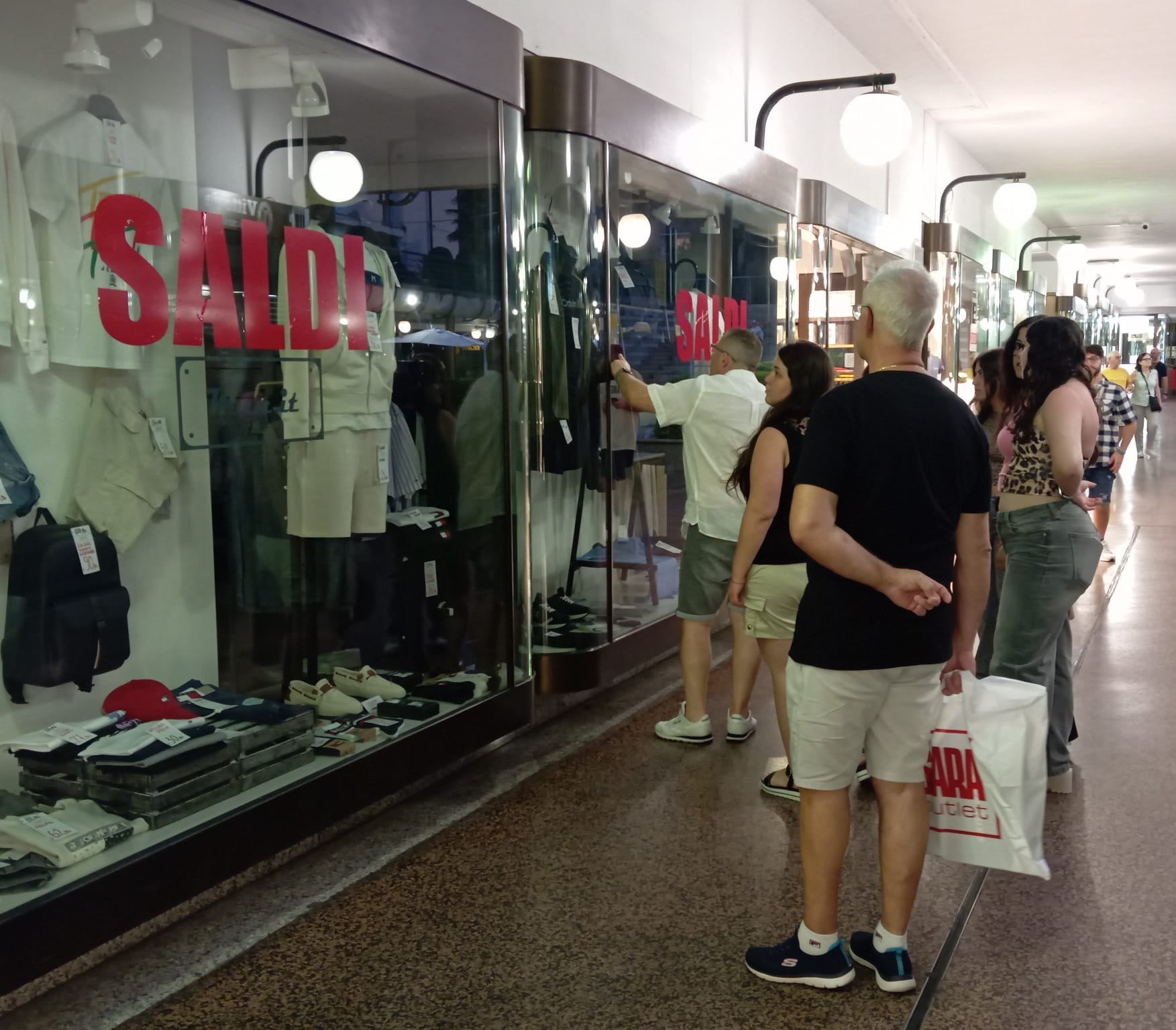 shopping di sera 2025 negozi 1