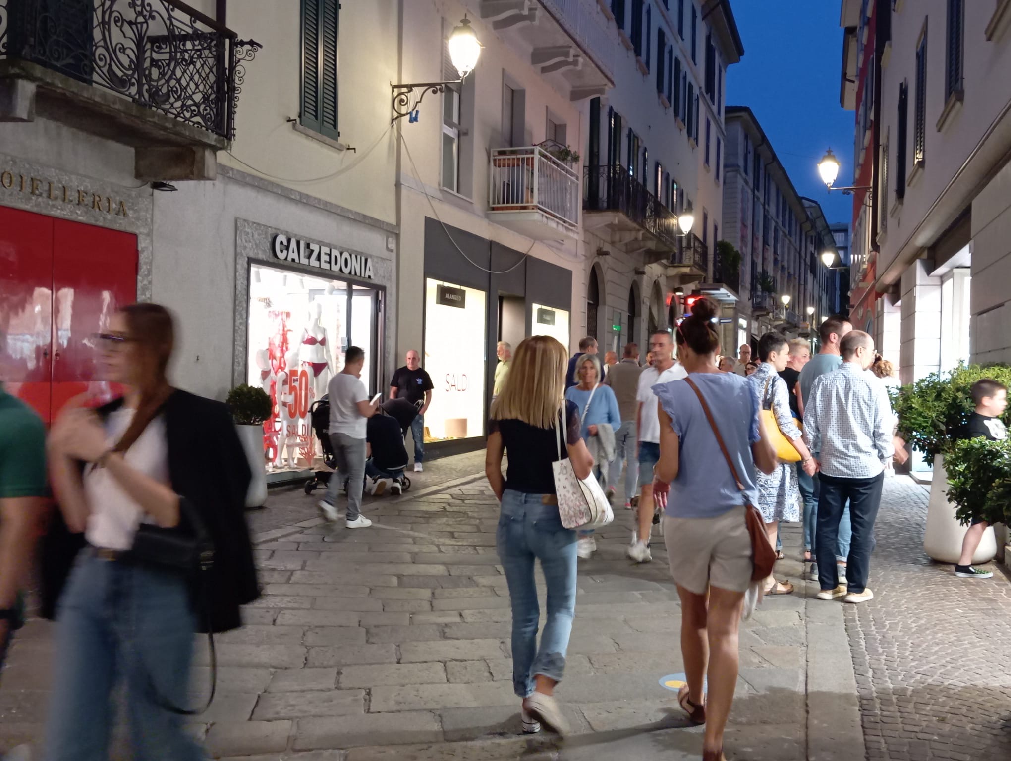 shopping di sera 2025 negozi 2