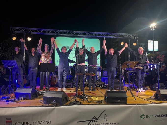 Notte di emozioni a Barzio con “Alchimie: il poeta e il genio – Omaggio a Battisti e Mogol”