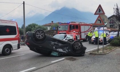 Colico, auto si ribalta in via Nazionale Nord: sei feriti, tra cui due bambini piccoli