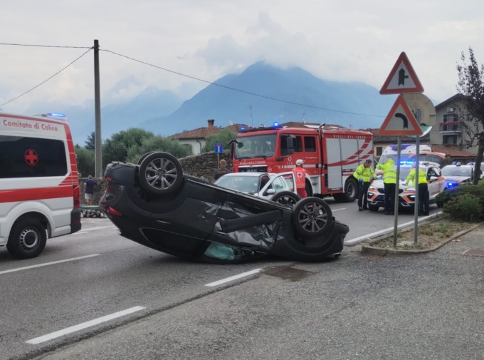 Colico, auto si ribalta in via Nazionale Nord: sei feriti, tra cui due bambini piccoli