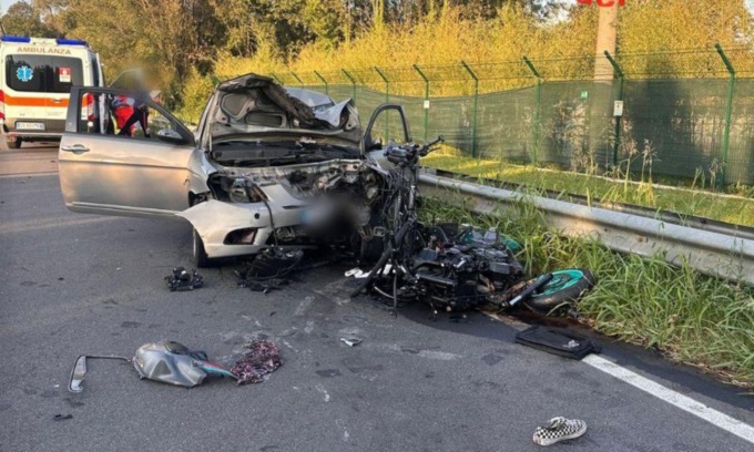 Terribile schianto: investe con la sua auto una moto e una bici, poi fugge