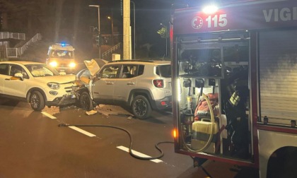 Terribile scontro frontale tra due auto, arriva l'elisoccorso: cinque i feriti
