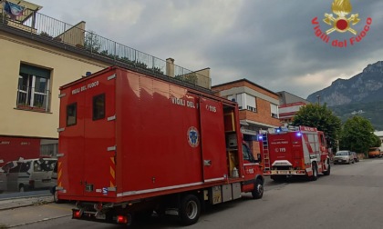 Spray urticante nell'aria, Vigili del fuoco al lavoro in una residenza