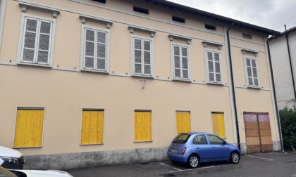 Blitz della Polizia locale nell'ex Asl: porte e finestre sigillate e senzatetto sgomberati