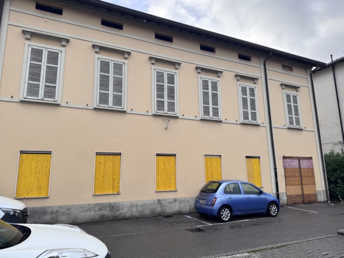 Blitz della Polizia locale nell’ex Asl: porte e finestre sigillate e senzatetto sgomberati