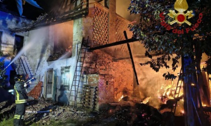 Cascinale in fiamme, intervento dei Vigili del fuoco nella notte