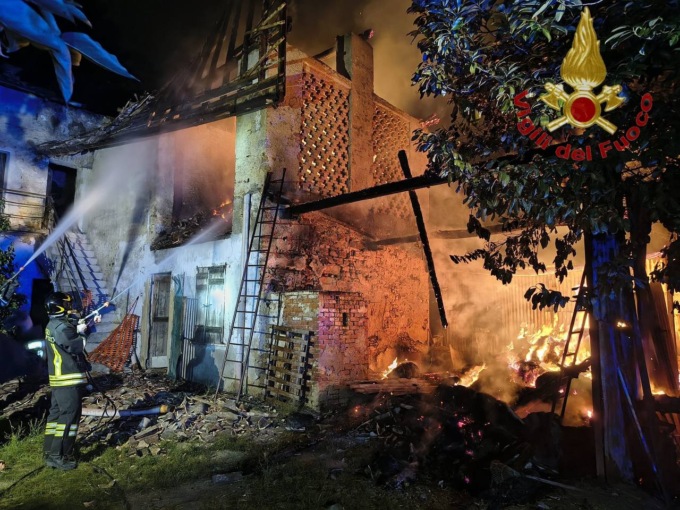 Cascinale in fiamme, intervento dei Vigili del fuoco nella notte