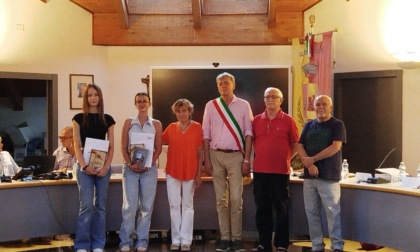 Passerella d’onore in Consiglio comunale per i rappresentanti dei neodiciottenni calolziesi