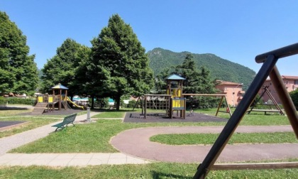 Valmadrera, i bambini esempio di cittadinanza attiva: cancellate dai più piccoli le scritte oscene al parco giochi