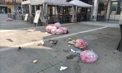Ferragosto è alle porte e Lecco è sommersa dai rifiuti: intanto i turisti fotografano