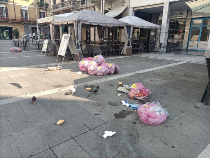 Ferragosto è alle porte e Lecco è sommersa dai rifiuti: intanto i turisti fotografano
