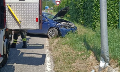 Si schianta contro un palo della luce sulla provinciale: anziano finisce in ospedale
