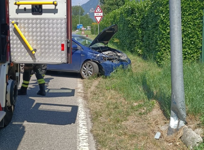 Si schianta contro un palo della luce sulla provinciale: anziano finisce in ospedale