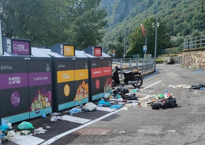 Onno, rifiuti sparsi davanti all’area cassonetti. I responsabili? Una famiglia di cinghiali