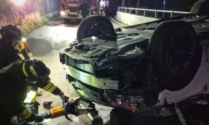 Auto ribaltata all'alba: paura per due giovani lungo la Rocca