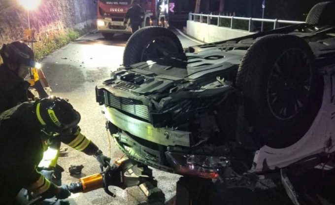 Auto ribaltata all’alba: paura per due giovani lungo la Rocca