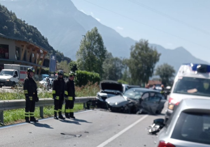 Scontro frontale sulla Statale 36 a Dubino: sette feriti, tra cui un bambino