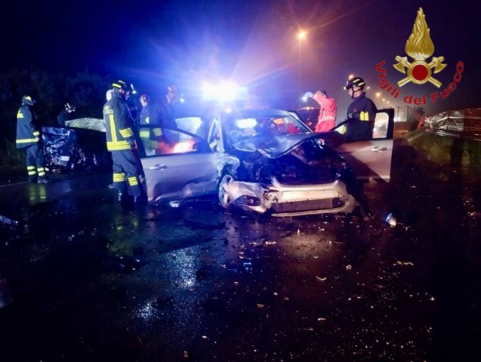 Schianto tra due auto a Olginate: intervento dei Vigili del fuoco