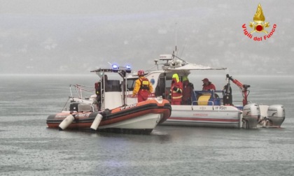 Papà annegato nel lago, il maltempo non ferma le ricerche: mezzi nautici e Rov all'opera