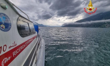 Papà annegato nel lago, ricerche ancora in corso: 3 mezzi nautici dei Vvf, Guardia costiera e Polizia
