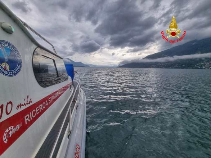 Papà annegato nel lago, ricerche ancora in corso: 3 mezzi nautici dei Vvf, Guardia costiera e Polizia