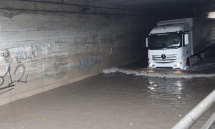 Maltempo, a Calolzio si allaga il sottopasso di via Mazzini