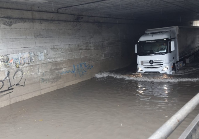 Maltempo, a Calolzio si allaga il sottopasso di via Mazzini