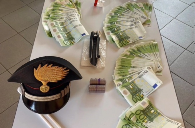 Fiumi di cocaina e contanti, blitz dei Carabinieri: un arresto [VIDEO]