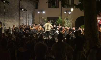 Varenna: Piazza San Giorgio incantata dal Gran Galà Lirico Sinfonico