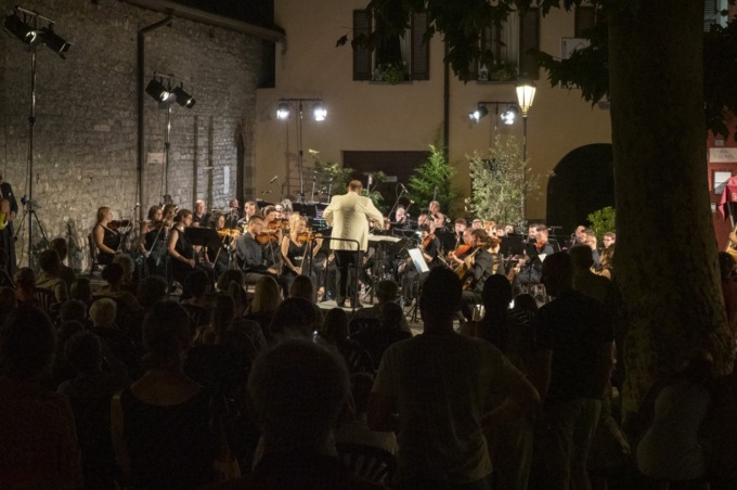 Varenna: Piazza San Giorgio incantata dal Gran Galà Lirico Sinfonico
