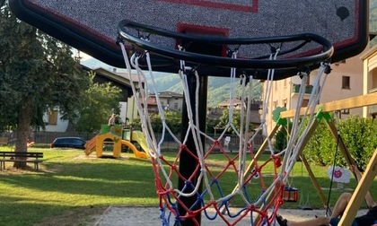 "Vandalizzato il canestro donato dalla nostra associazione", la denuncia di Asd Sport Valsassina