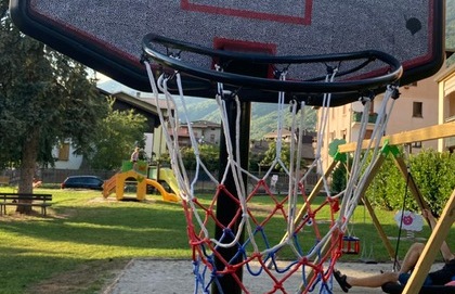 “Vandalizzato il canestro donato dalla nostra associazione”, la denuncia di Asd Sport Valsassina